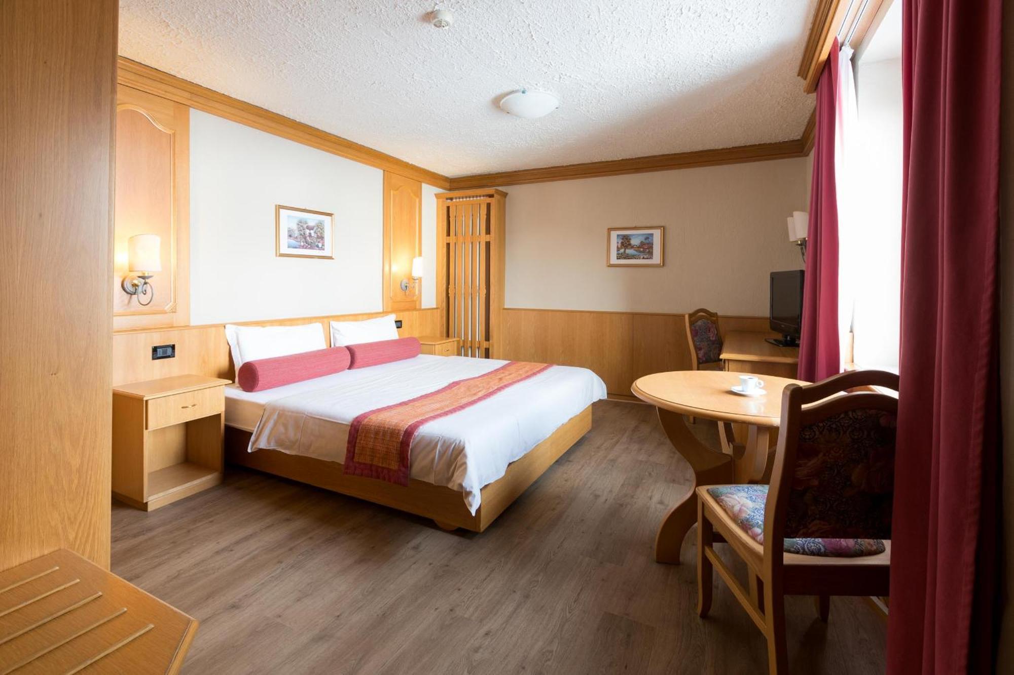Hotel Intermonti ลีวินโญ ภายนอก รูปภาพ